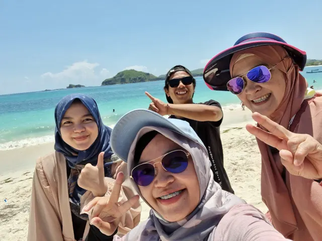 Group at the beach — Lombok
